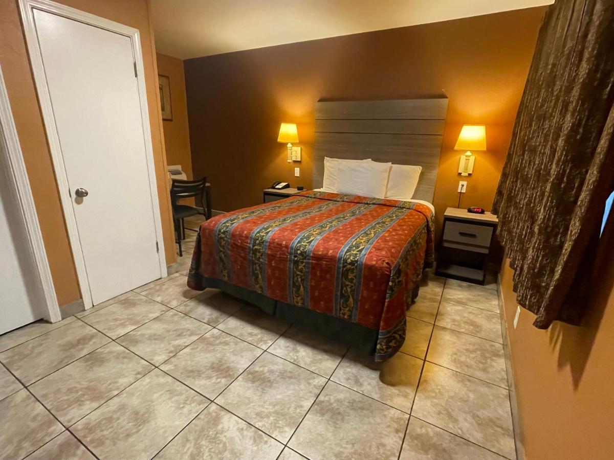 New Corral Motel 2*